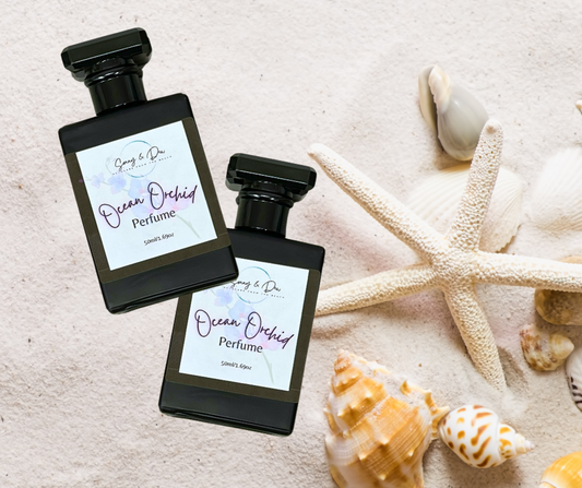 Crisp notes of white florals like tuberose, gardenia and jasmine mingle with the warmth of sandalwood and a whisper of sea salt. Together these essences capture the essence of strolling along a quiet beach at sunset.