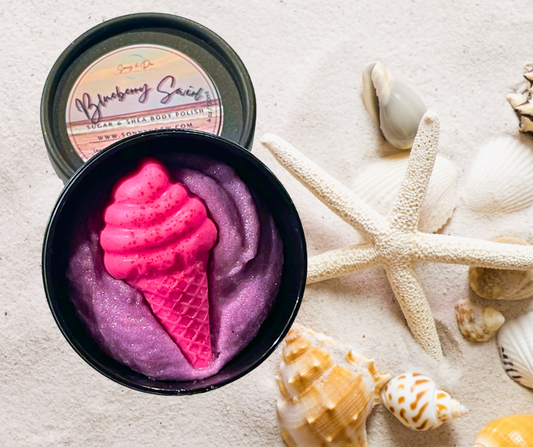 Take your skin on a picnic with 🆕 Blueberry Swirl—a fresh & sweet scent that's a must-try for spring ☀️ Bursting with juicy tart blueberries and orange zests, followed by butter cake and a hint of almond and vanilla, this is the perfect companion for a day of lounging in the 🌞. Transform dull skin into a 🙌 of softness with our Super Fine Sugar and Shea Body Polish! Cruelty free natural skincare so your razor can glide like it's strolling in the 🌊